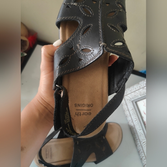 Earth Origins Tawny Trish Black Sandals - Picture 4 of 9